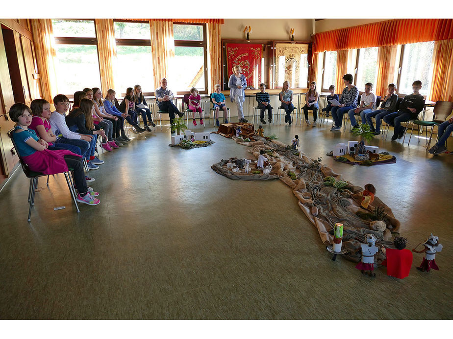 Kinderkarfreitagsliturgie im Gemeindezentrum (Foto: Karl-Franz Thiede)